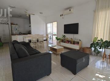 Casa · 180m² · 6 Ambientes · 2 Cocheras · Duplex de 4 Dor, Uno en Pb, en Claros Village.
