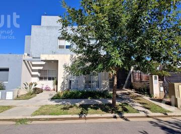 Casa · 180m² · 6 Ambientes · 2 Cocheras · Duplex de 4 Dor, Uno en Pb, en Claros Village.