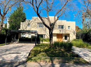 Casa · 402m² · 2 Cocheras · Casa - Ayres de Pilar