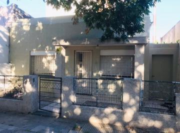 Casa · 96m² · 3 Ambientes · Venta Casa Buen Terreno en Barrio Sur
