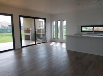 Casa · 140m² · 4 Ambientes · 2 Cocheras · Casa en Venta de Excelente Calidad Constructiva! No Te La Pierdas