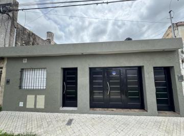 Casa · 53m² · 4 Ambientes · 1 Cochera · Venta Casa Dos Dorm. Cochera Tres Autos Patio Estrenar