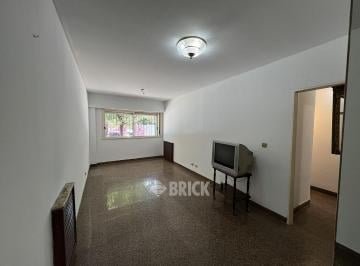 Departamento · 78m² · 3 Ambientes · C/dep en San Juan Al 1400 - Frente 104 m² Baulera Impec Patio Parrilla T/sol D/entrada