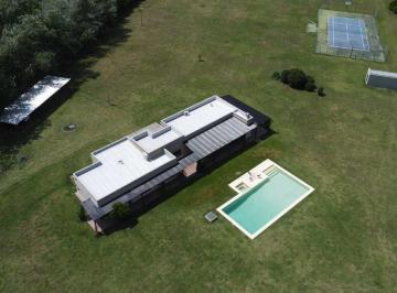 Casa · 230m² · 7 Ambientes · 8 Cocheras · Lote con Casa 7 Amb Pileta Tenis Loma Escondida