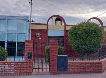 Casa · 182m² · 8 Ambientes · 1 Cochera · Casa Barrio Pueyrredon 3 Dorm. en Esquina