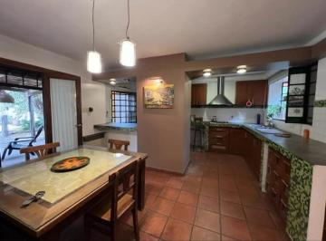 Casa · 210m² · 4 Ambientes · Casa en Venta - 3 Dorm. 3 Baños - 568 m² - Merlo
