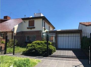Casa · 210m² · 5 Ambientes · Chalet con Quincho y Piscina