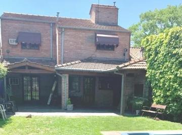 Casa · 208m² · 5 Ambientes · 2 Cocheras · Casa en Venta 4 Ambientes con Pileta