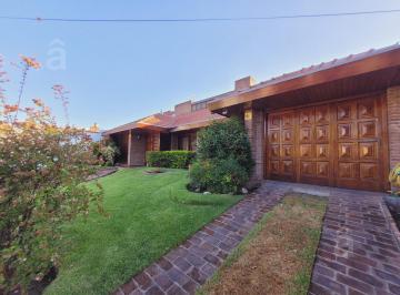 Casa · 357m² · 4 Ambientes · 5 Cocheras · Casa - Villa Ballester - Venta - Cuatro Ambientes.
