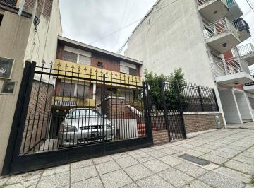 Casa · 291m² · Eva Perón 1400. Lote en Venta 291 m². Lanús Este.