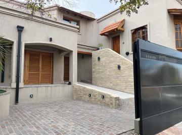 Casa · 500m² · 4 Dormitorios · 2 Cocheras · Salvatori 700 - Neuquén Capital