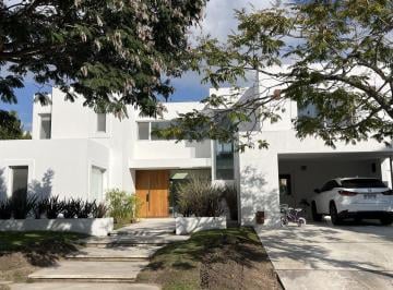 Casa · 429m² · 6 Ambientes · 4 Cocheras · Casa Moderna de 4 Dorm. en El Golf de Nordelta en Venta