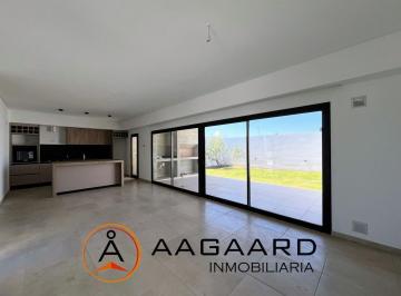 Casa · 110m² · 4 Ambientes · 2 Cocheras · Colinas de Manantiales Casa de 2 Dorm. 2 Baños y Gran Patio en Venta a Estrenar