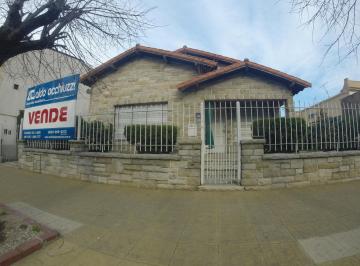 Casa · 1m² · 4 Ambientes · 1 Cochera · Casa en Venta Ubicado en Lanús Este, Lanús, G. B. a. Zona Sur