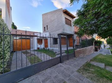 Casa · 237m² · 8 Ambientes · 3 Cocheras · Casa en Alquiler 4 Dorm. + Escritorio, Zona Centro
