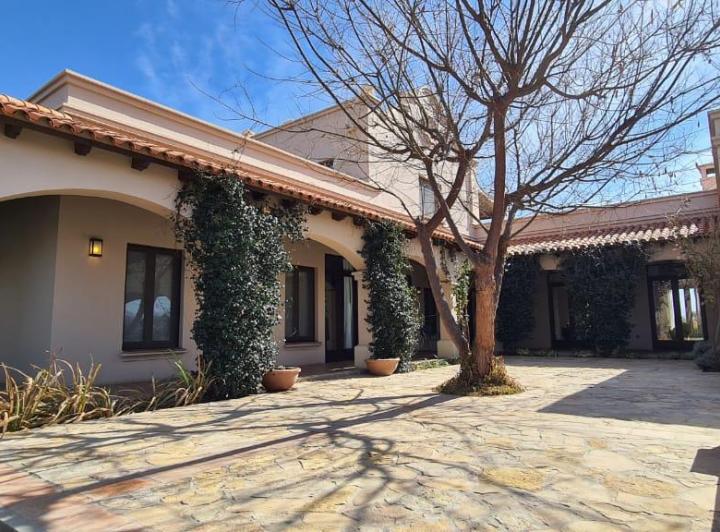Casa · 338m² · 7 Ambientes · 1 Cochera