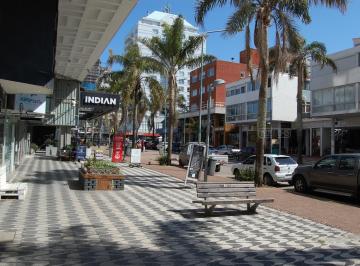Local comercial · 45m² · Local en Alquiler en Península, Sobre Av Gorlero, Punta del Este / Maldonado