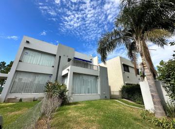 Casa · 220m² · 3 Ambientes · 2 Cocheras · Venta de Dos Duplex de Dorm. con Piscina en Barrio Abierto Cantegril Funes