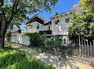Casa · 220m² · 4 Ambientes · 1 Cochera · Casa de Estilo en Venta a La Venta Sobre Bv Oroño