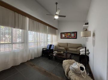 Casa · 228m² · 6 Ambientes · 2 Cocheras · Hermosa Casa de 2 Dorm. Comodin y Patio Gigante - Granadero Baigorria