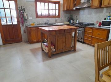 Casa · 140m² · 5 Ambientes · 1 Cochera · Venta Casa. Patio. Terraza. Cochera. Local. Lanus.