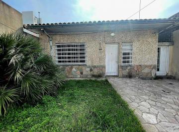 Casa · 98m² · 3 Ambientes · 2 Cocheras · Casa en Venta - 2 Dorm. 1 Baño - Cocheras - 256 m² - Berazategui