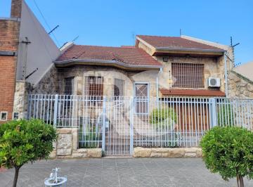 Casa · 179m² · 4 Ambientes · 1 Cochera · Casa en Alquiler de 4 Ambientes Zona Tapiales