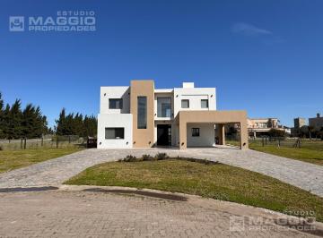 Casa · 221m² · 5 Ambientes · 2 Cocheras · Casa Venta Canning Barrio La Providencia