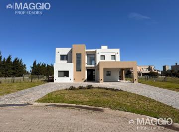Casa · 221m² · 5 Ambientes · 2 Cocheras · Casa Venta Canning Barrio La Providencia