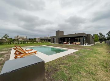 Pileta y jardín · Venta - Casa 3 Dorm. con Pileta - Barrio Puerto Roldán
