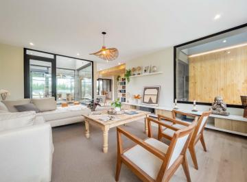 Casa · 186m² · 6 Ambientes · Venta - Casa 3 Dorm. con Pileta - Barrio Puerto Roldán