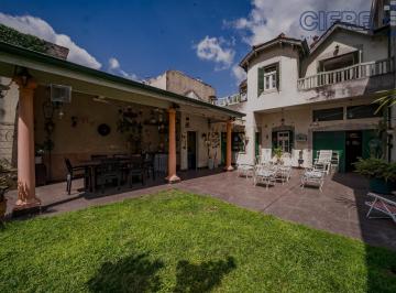 Casa · 282m² · 6 Ambientes · 3 Cocheras · Casa en Villa Pueyrredón Estilo Tudor 3 Dorm., Garage Para 3 Autos y Fondo Parquizado.