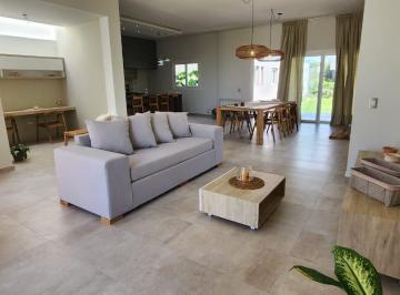 Casa de 8 ambientes, Villa Carlos Paz · Propiedad de 3 Dorm. - Categoria - B° Privado Cañitas - Falda del Carmen