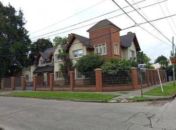 Casa · 365m² · 5 Ambientes · 4 Cocheras · Venta de Casa de 5 Ambientes, con Pileta, en Castelar Norte