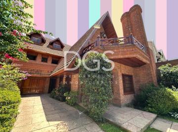 Casa · 326m² · 9 Ambientes · 2 Cocheras · Casa Chalet en Venta en Adrogué