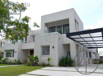 Casa · 336m² · 8 Ambientes · 1 Cochera · Casa en Venta en Marinas Puertos