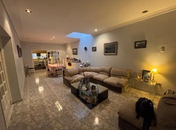Casa · 240m² · 6 Ambientes · 2 Cocheras · Gran Casa y Lote en Zona Privilegiada de Villa Devoto 5/6 Ambientes. Imperdible