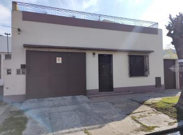 Casa · 131m² · 3 Ambientes · 1 Cochera · Casa en Venta - 2 Dorm. 2 Baños - Cochera - 200 m² - Bernal