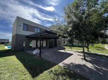 Casa · 211m² · 4 Ambientes · 2 Cocheras · Casa en Harás Santa María, Los Molinos