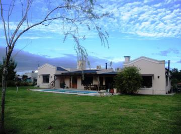 Quinta vacacional · 150m² · 3 Dormitorios · 1 Cochera · Venta - Casa con Pileta y Parque en Lobos