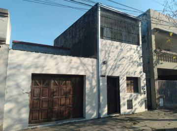 Casa · 82m² · 3 Ambientes · 1 Cochera · Venta Casa 2 Dorm. B° Roma a Refaccionar