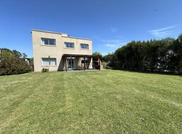 Casa · 190m² · 4 Ambientes · 2 Cocheras · Casa en Alquiler en Barrio Arenas del Sur