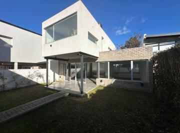 Casa · 146m² · 3 Ambientes · 2 Cocheras · Casa en Venta City Bell 2 Dorm. Moderna