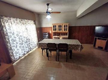 Casa · 75m² · 3 Ambientes · 1 Cochera · Venta Casa Al Frente 2 Dorm. - Cochera