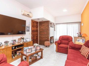 Casa · 150m² · 4 Ambientes · 1 Cochera · Casa en Pb C/garage, Jardín y Quincho