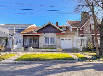 Casa · 148m² · 4 Ambientes · 1 Cochera · Venta Casa 4 Ambientes 2 Baños Barrio Los Troncos