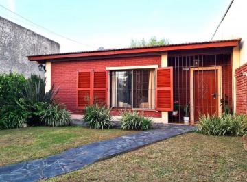 Casa · 108m² · 3 Ambientes · 3 Cocheras · Venta Chalet 3 Ambientes, Jardin Garaje y Quincho