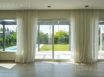 Casa · 270m² · 6 Ambientes · 2 Cocheras · Venta Casa a Llave en Mano Excelente Calidad de Materiales Lote Interno con Pileta en Carpinchos.