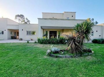 Casa · 290m² · 5 Ambientes · Casa en Fincas Chacras, con Escritura, Sobre Lote de 3200 m². San Vicente.