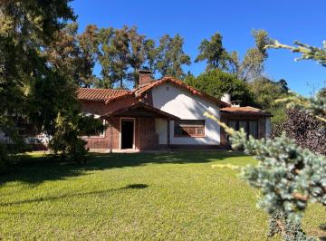 Casa · 199m² · 8 Ambientes · 1 Cochera · Venta de Casa con Gran Parque, 3 Dorm. y Casa de Servicio